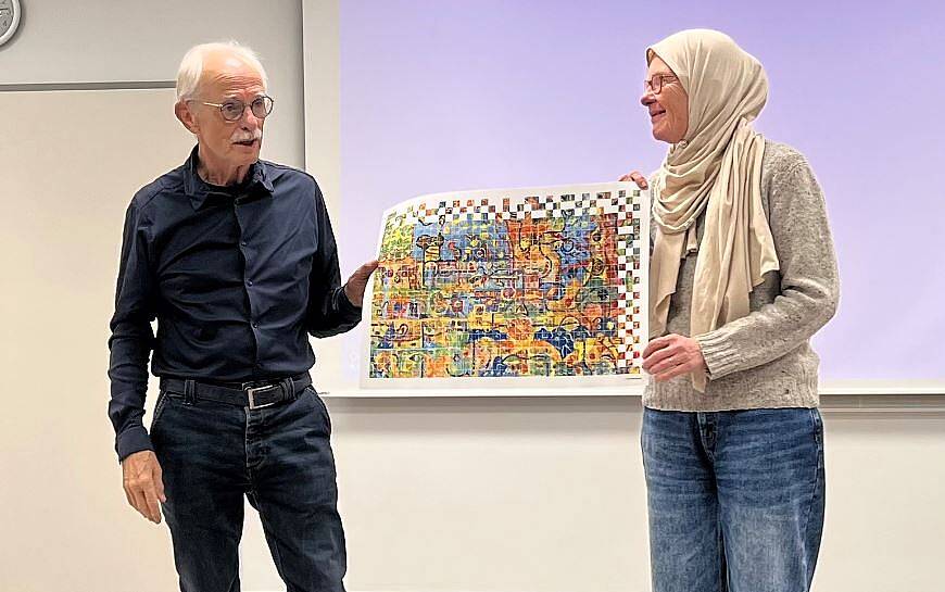 Horst Quante, Gutachter der Testierungsstelle Conflex, übergibt das LQW-Zertifikat an Dr. Sabine Koppe, Leiterin der Kreisvolkshochschule Vorpommern-Rügen