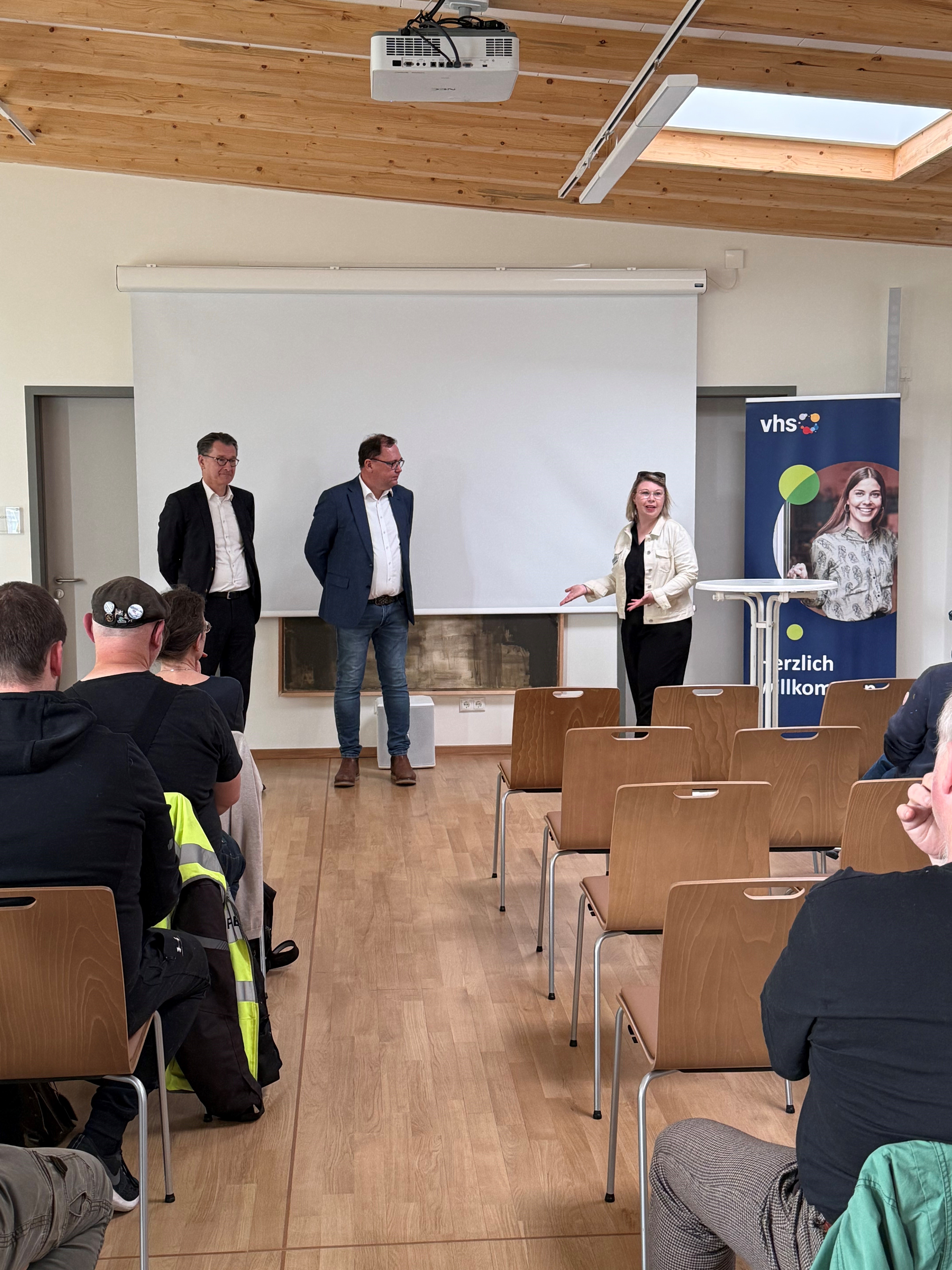 Jochen Schmidt, Frederic Beeskow und Frauke Schüler eröffnen die Veranstaltung