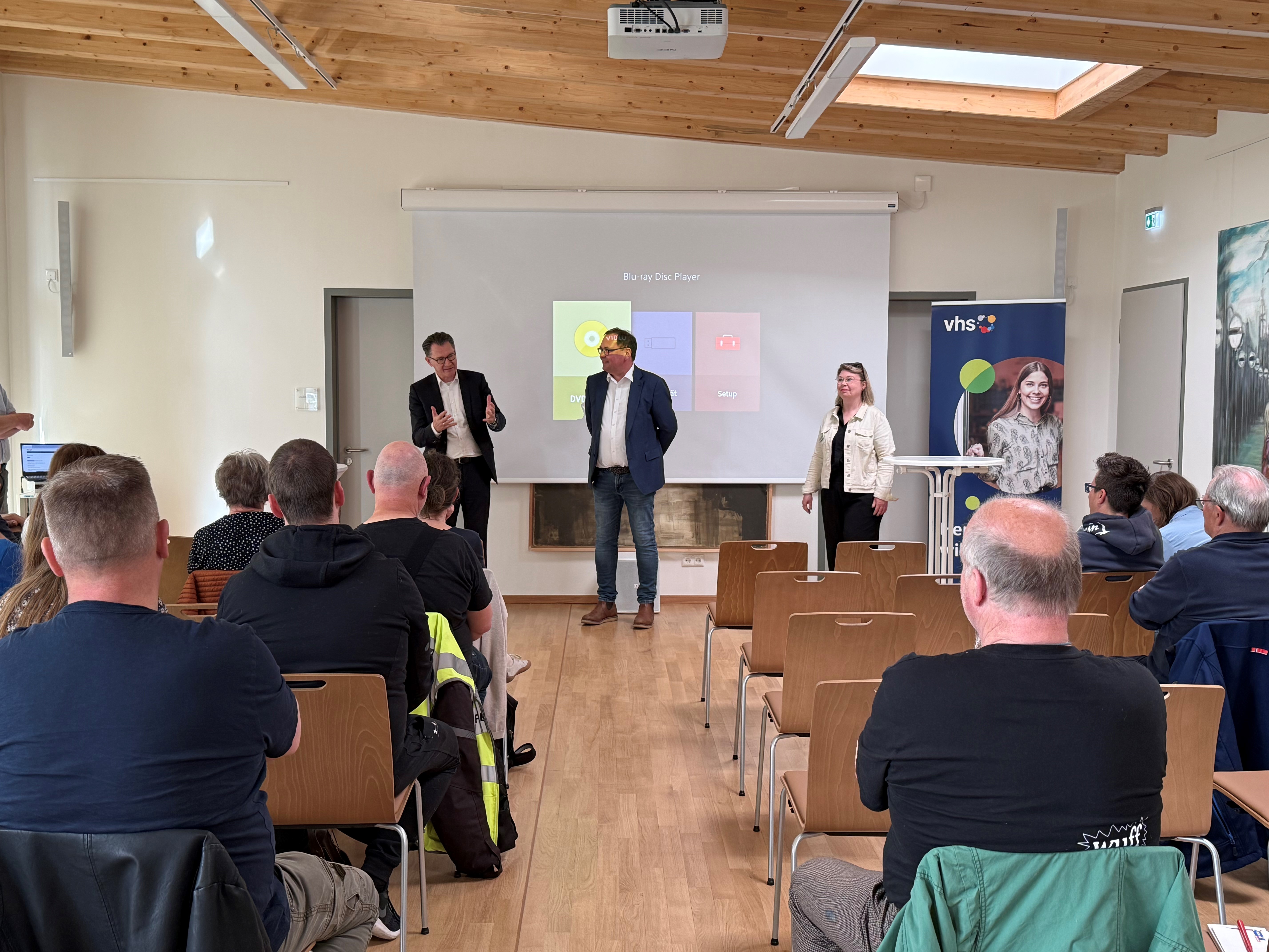 Jochen Schmidt, Frederic Beeskow und Frauke Schüler eröffnen die Veranstaltungung